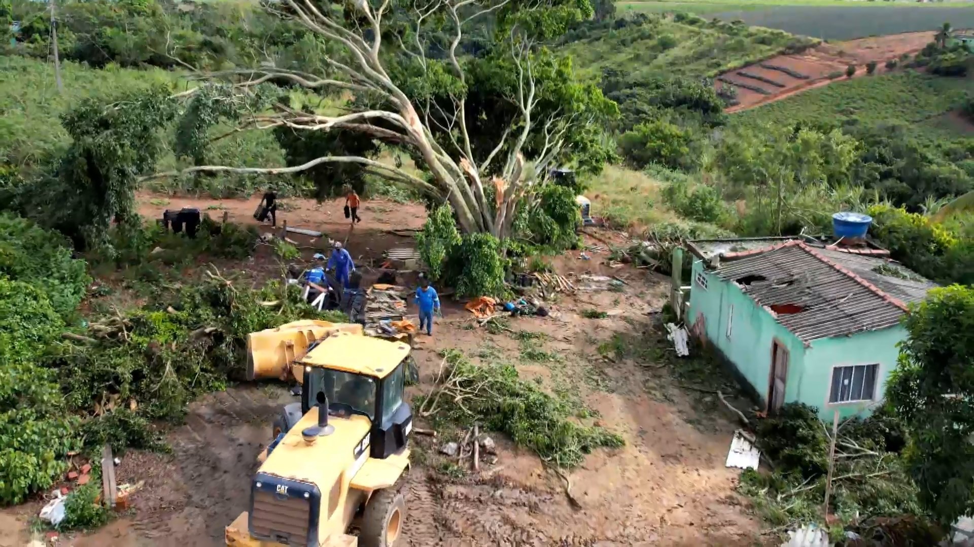Temporal provoca alagamentos, queda de árvores e deixa famílias desalojadas no Sul do ES