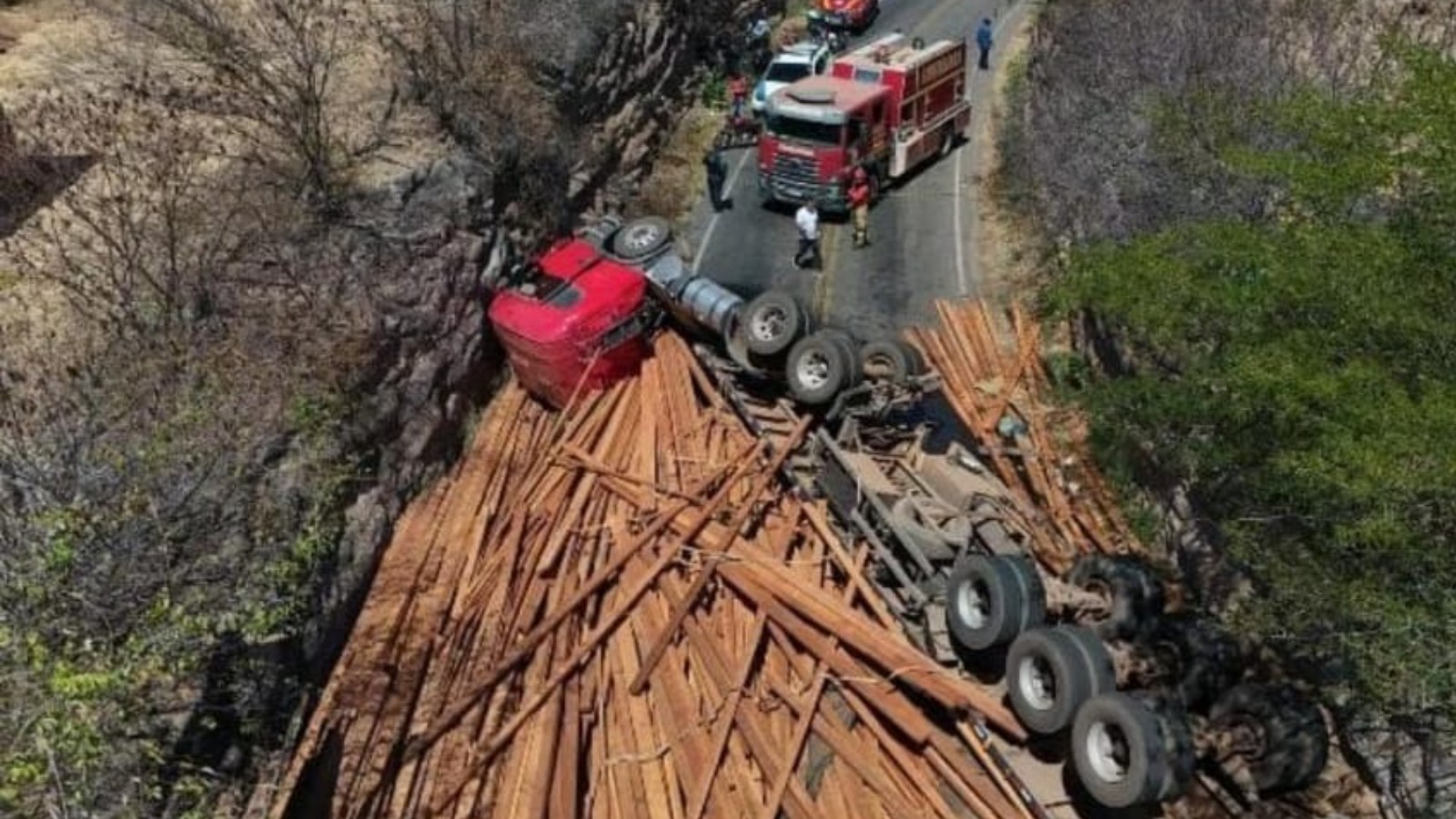 Carreta com carga de madeira tomba e interdita rodovia por quatro horas no PI