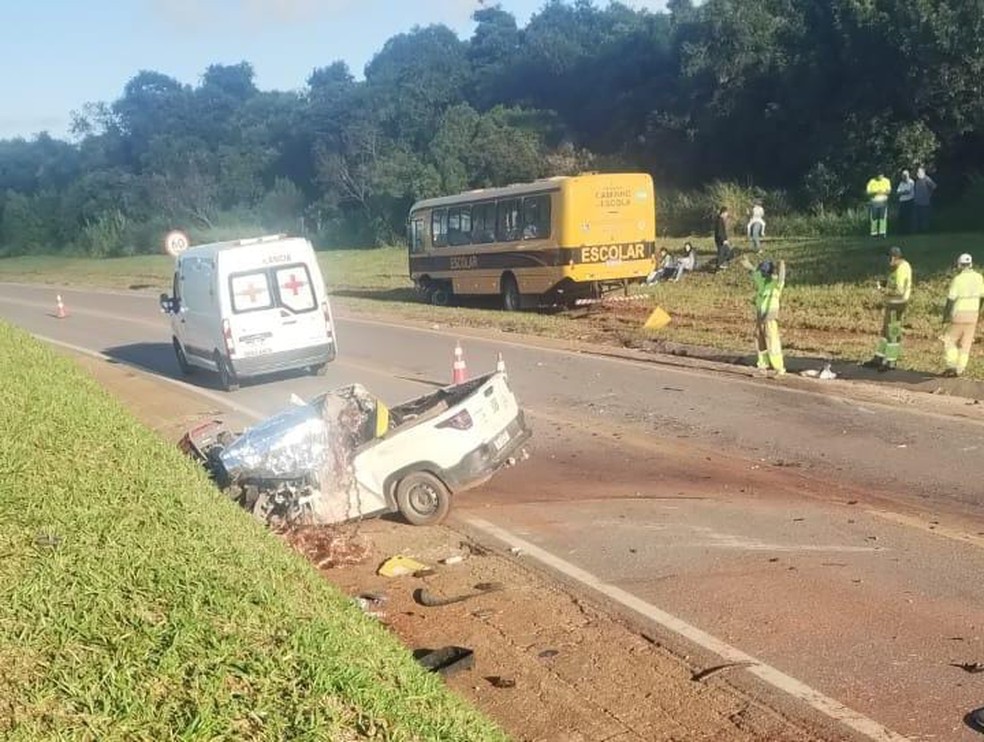 Acidente entre um ônibus e um carro na manhã desta segunda-feira (14) entre Itapeva e Itaberá — Foto: Reprodução/Portal Junto e Misturado