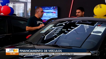 Financiamento de carro compensa? Economista explica como organizar despesas