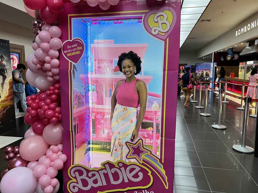 Fã da Barbie investe R$ 15 mil em 100 bonecas e coleção tem