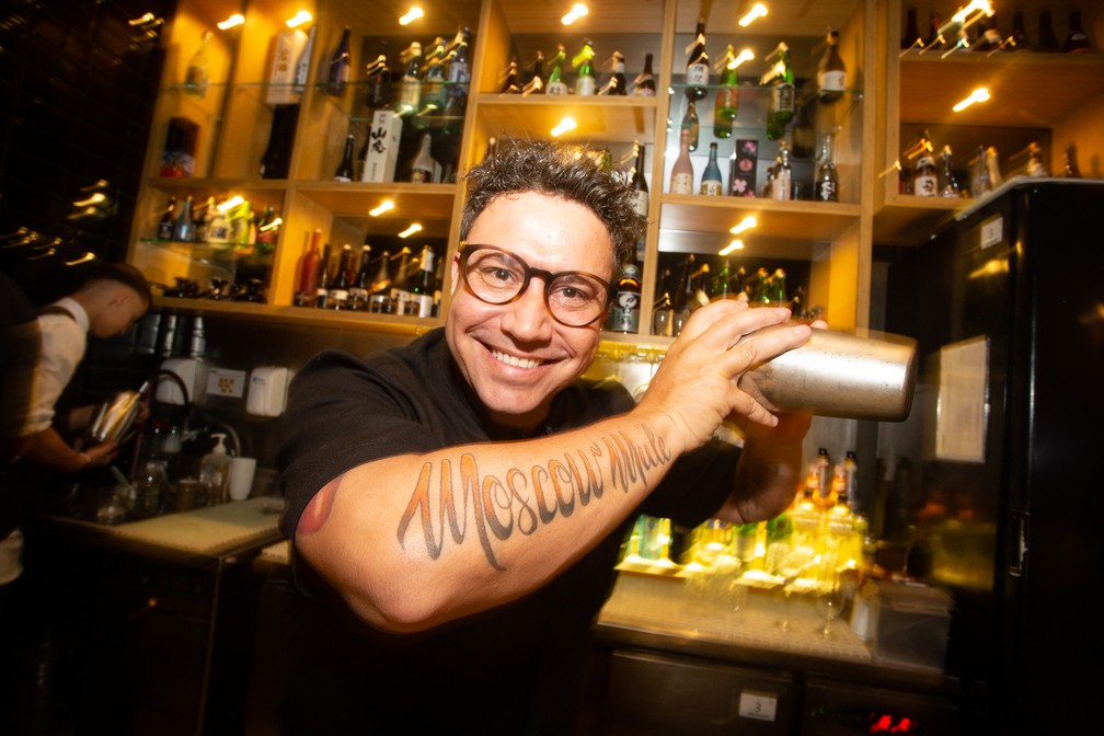 O bartender Marcelo Serrano é o criador do Moscow Mule finalizado com espuma de gengibre — Foto: Fábio Tito/g1