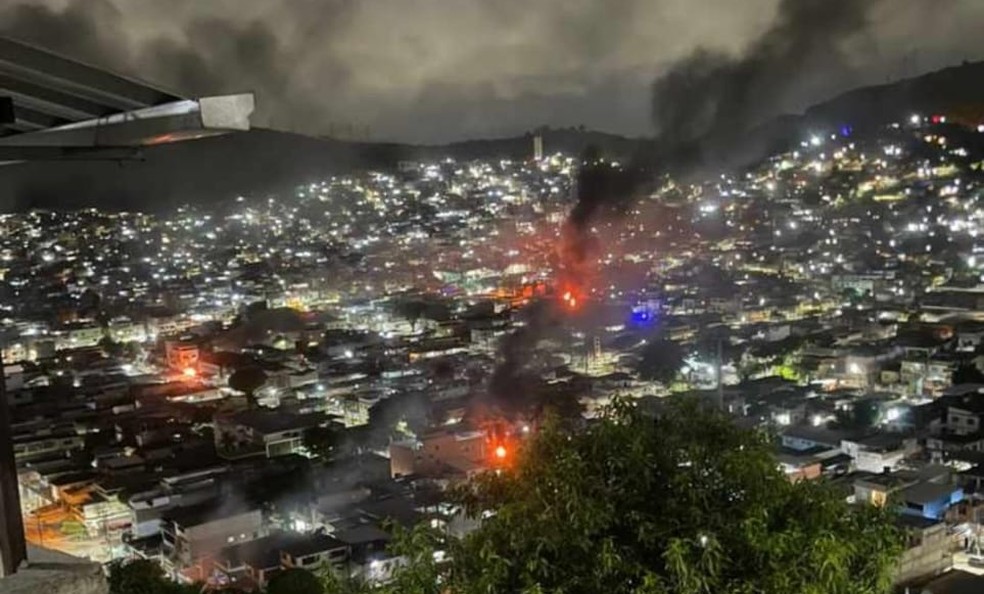 Barricadas em chamas no Complexo da Penha — Foto: Reprodução
