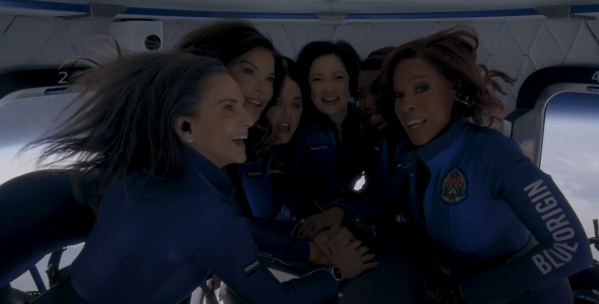 VÍDEO: Katy Perry flutua no espaço em vídeo da Blue Origin