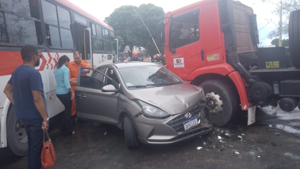Carro é esmagado por caminhão no Tabuleiro, em Maceió — Foto: Corpo de Bombeiros