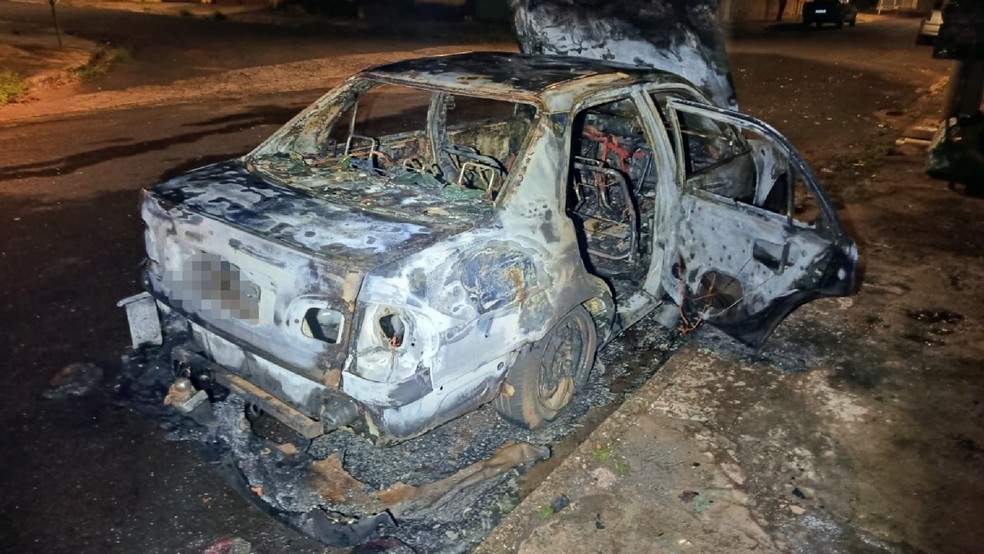 2 de 2
Carro foi destru&iacute;do pelas chamas em S&atilde;o Manuel &mdash; Foto: Pol&iacute;cia Militar