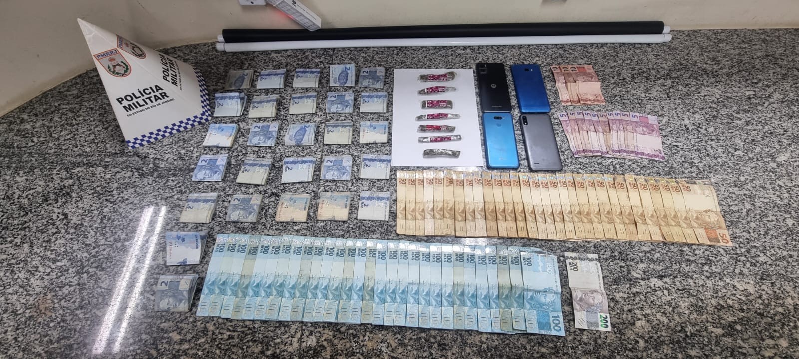 Jovem é preso por suspeita de furto e tráfico de drogas em Paty do Alferes