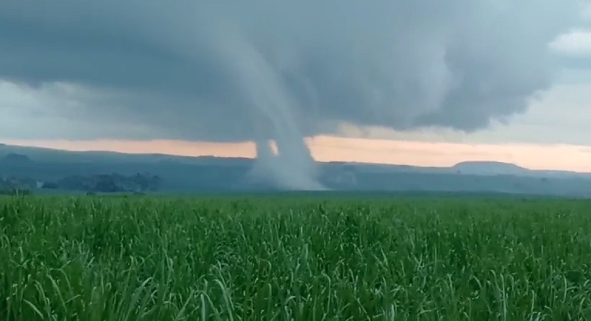 VÍDEO: Tornado 'landspout' é registrado por moradores no interior de SP; entenda o fenômeno