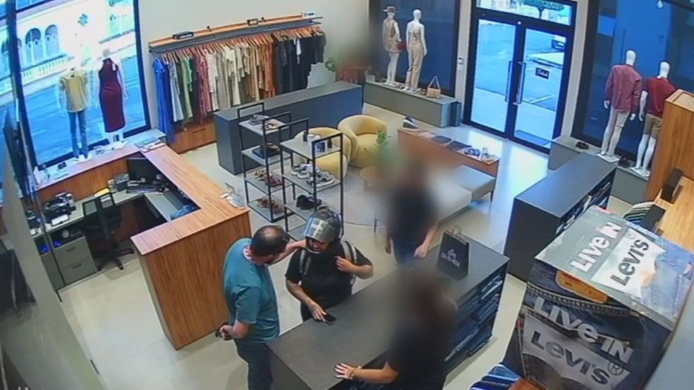 mulher é presa em flagrante após aplicar golpes com comprovantes de PIX falsificados em Santa Adélia (SP) — Foto: Reprodução / Câmera de Segurança