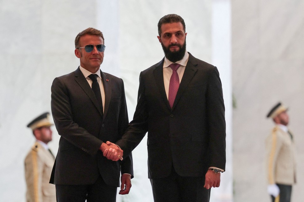 Presidente da França, Emmanuel Macron (à esquerda), cumprimenta o presidente da Síria, Ahmed Al-Shaara, durante visita de Estado em Damasco, na Síria, em 7 de julho de 2026. — Foto: REUTERS/Mahmoud Hassano