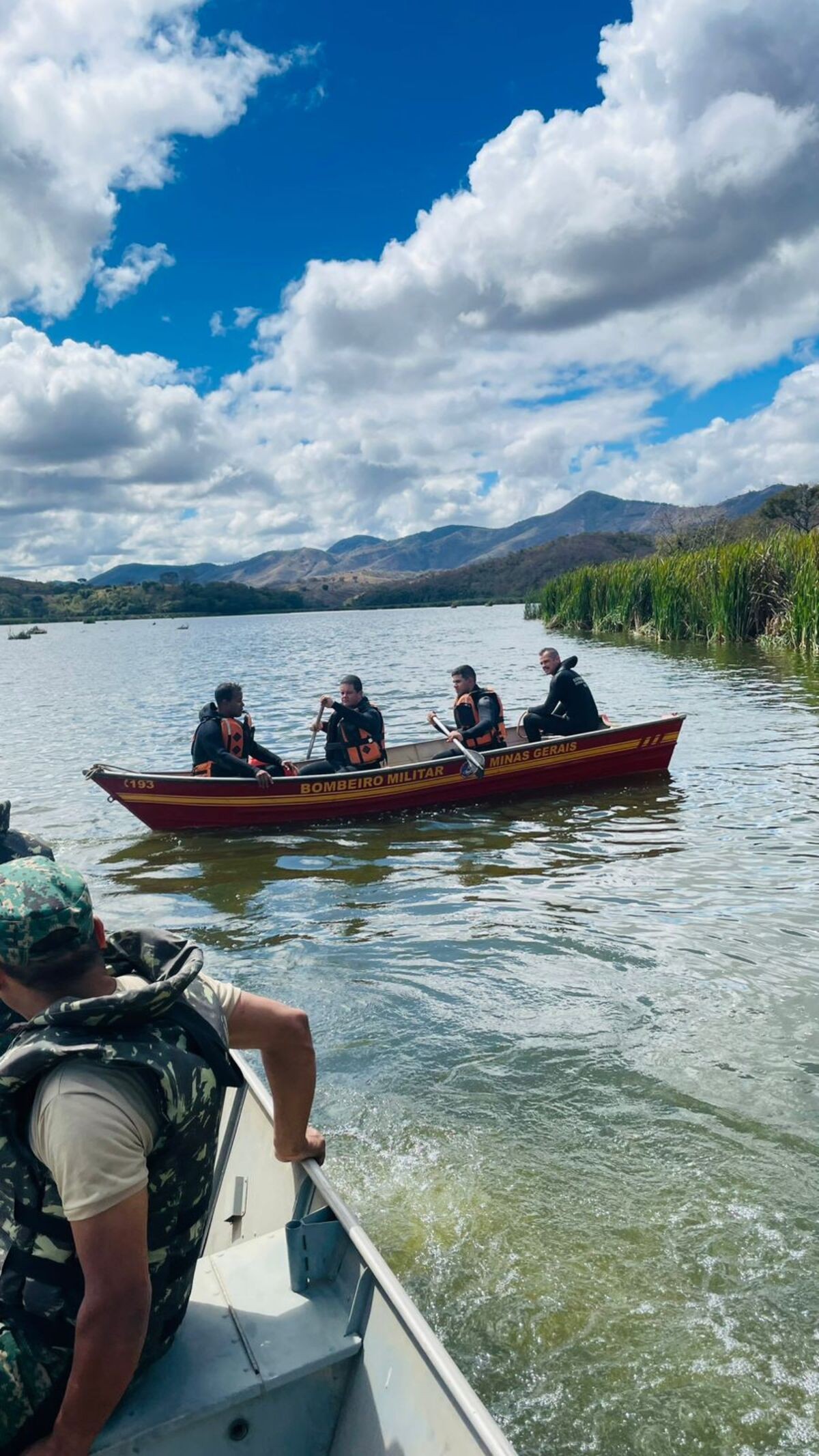 Bombeiros resgatam corpo de jovem desaparecido em acidente de barco em lagoa de Franciscópolis