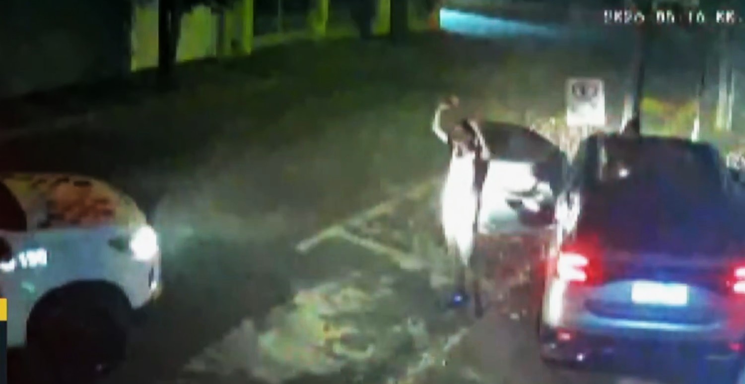 Homem é preso apór bater contra muro durante fuga da polícia com carro roubado em Limeira
