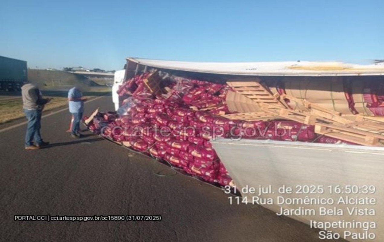 Carreta carregada com quase 30 toneladas de ração tomba na SP-127 em Itapetininga