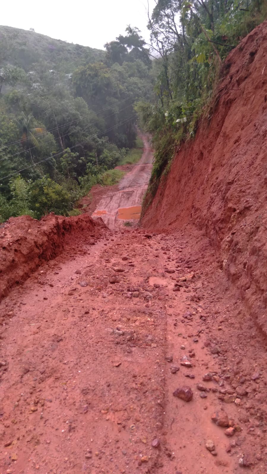 Deslizamento de terra fecha estrada e deixa bairro ilhado em Monteiro Lobato
