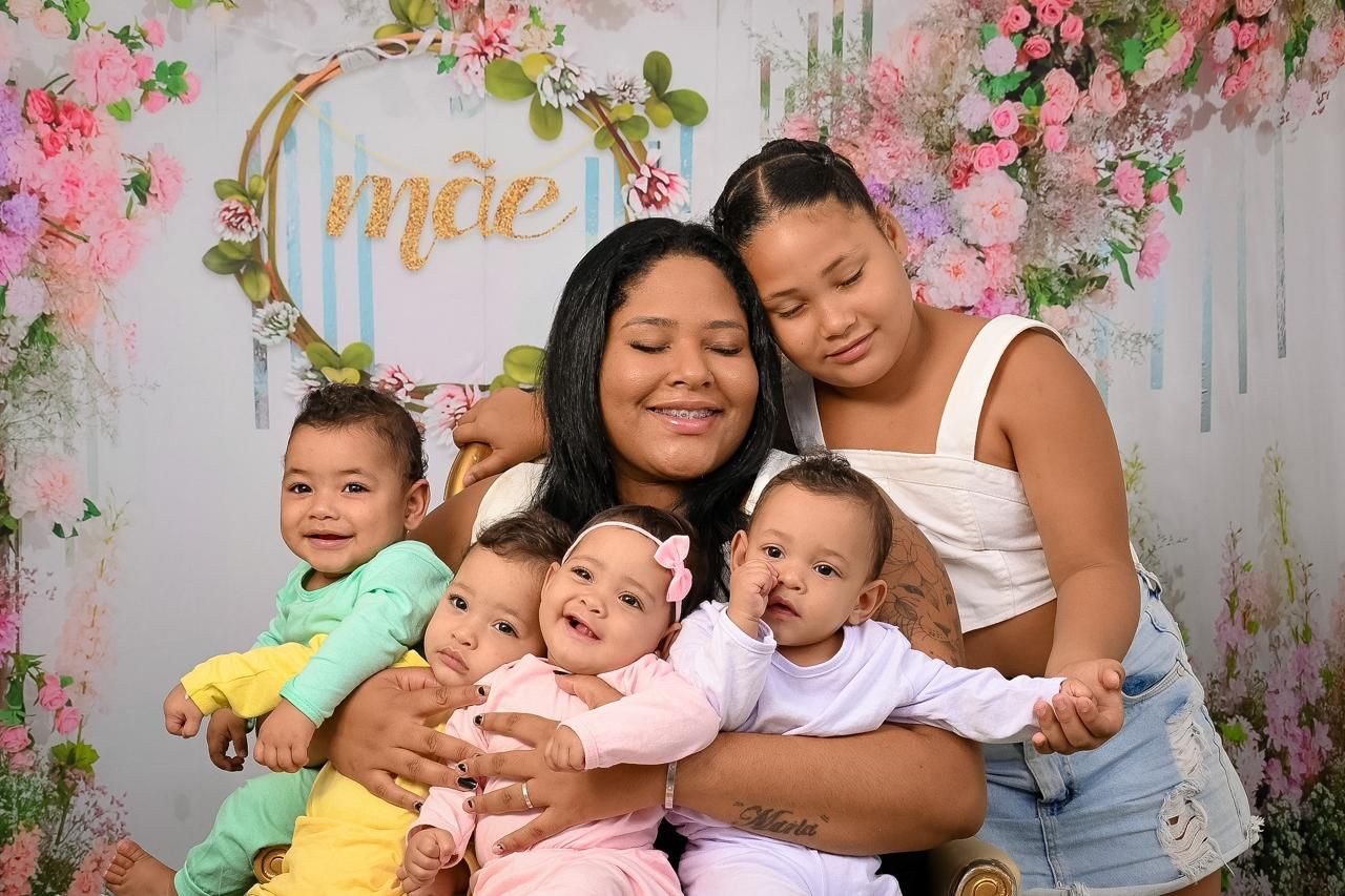 Mãe de quadrigêmeos celebra primeiro Dia das Mães com os bebês entre emoções e desafios: 'Sou a mulher mais feliz do mundo'