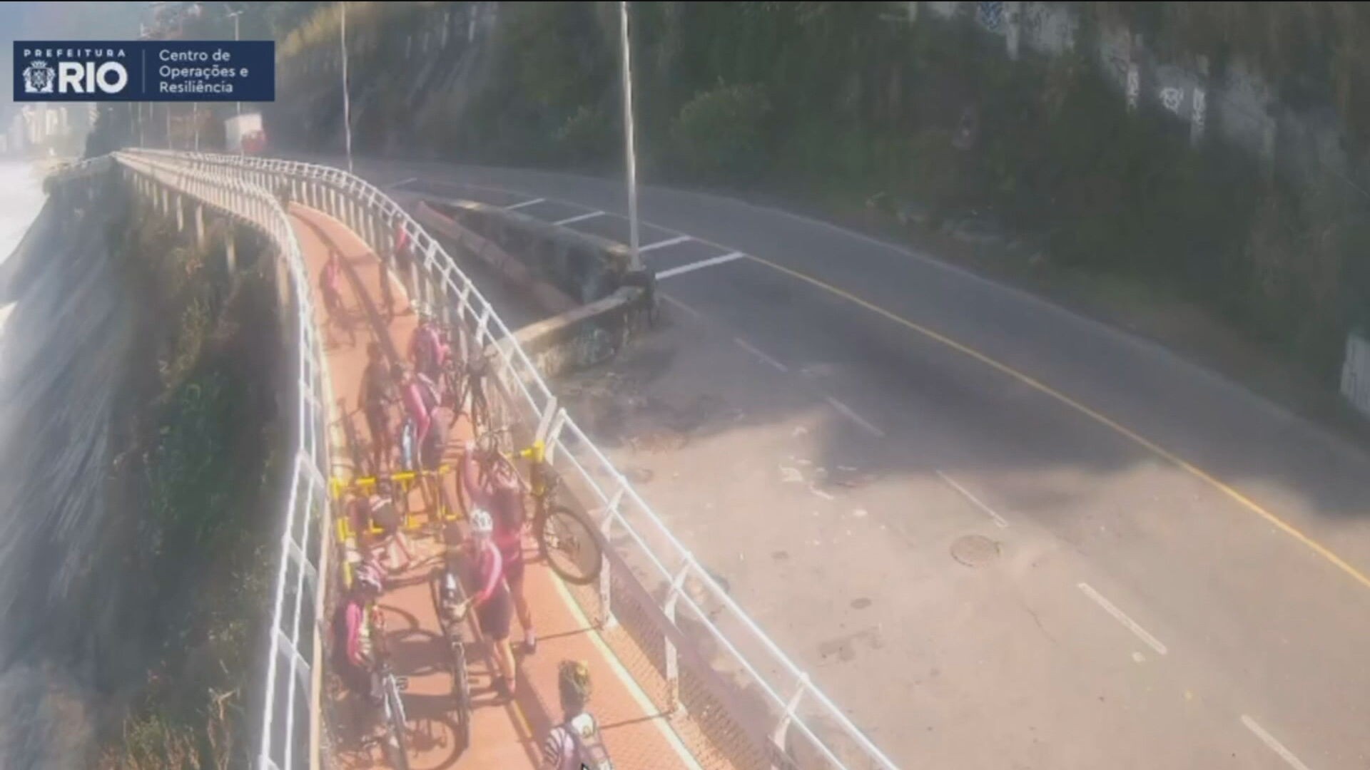 Ciclistas furam bloqueio de segurança na Ciclovia Tim Maia; VÍDEO 