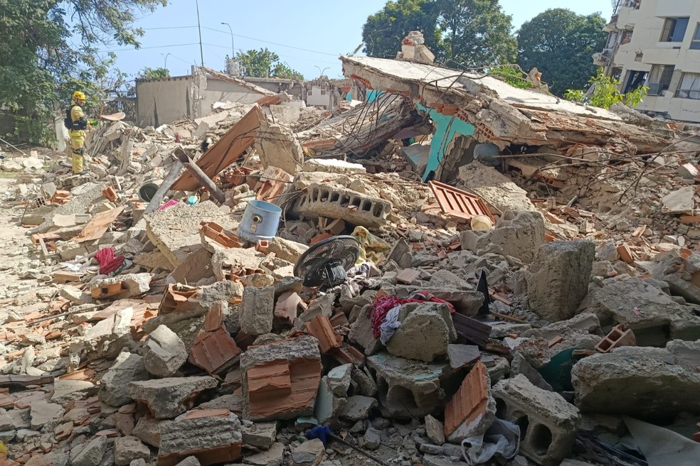 Foto compartilhada pelos bombeiros do local que trabalham em busca de vítimas do terremoto na Venezuela. — Foto: CBMPR