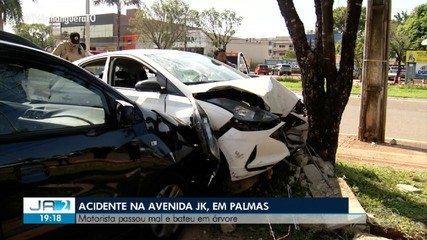 Motorista passa mal, perde o controle e bate em árvore na Avenida JK, em Palmas