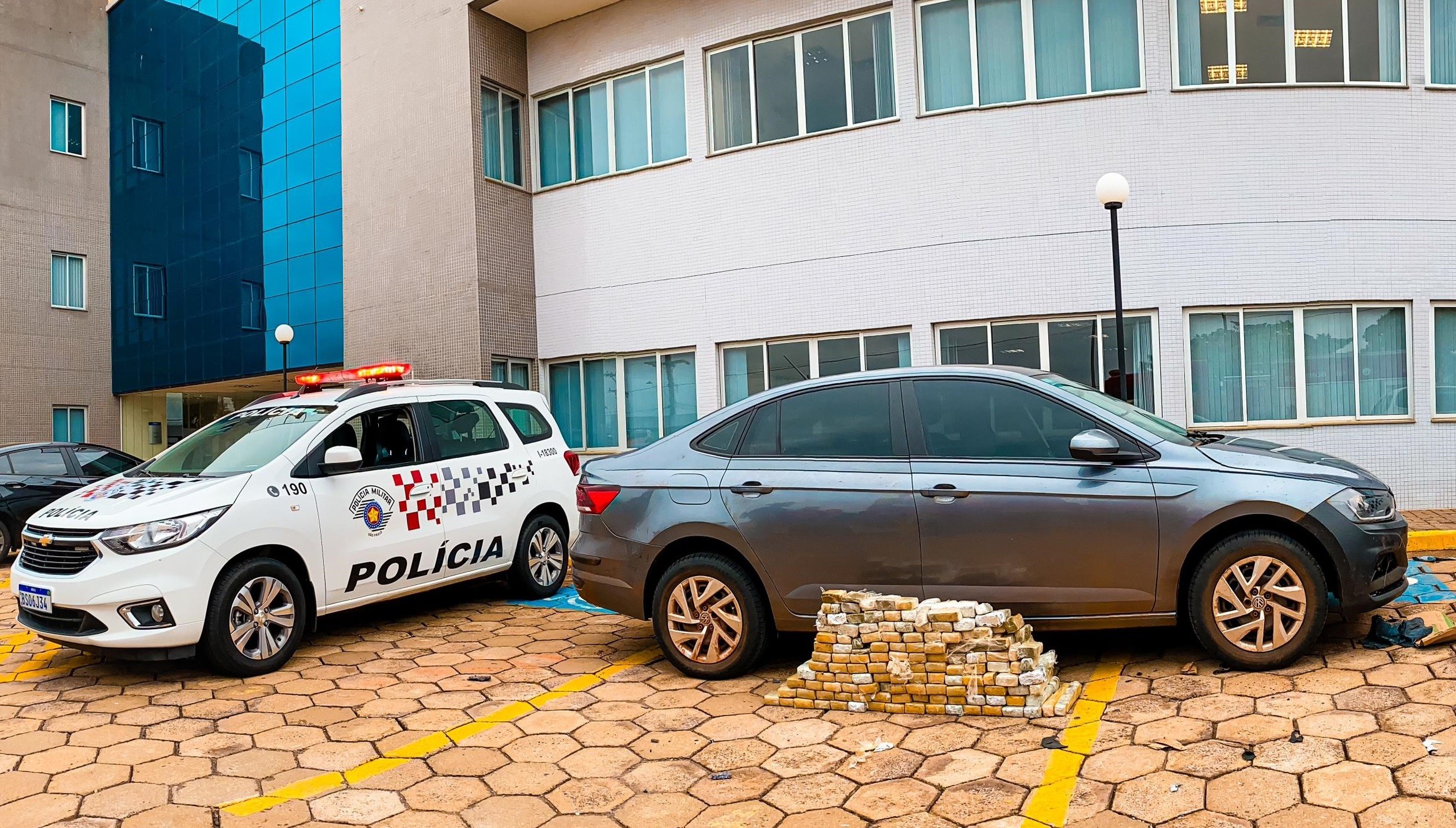 Casal de paraguaios é preso com 83 kg de maconha escondidos em carro, em Pirapozinho 