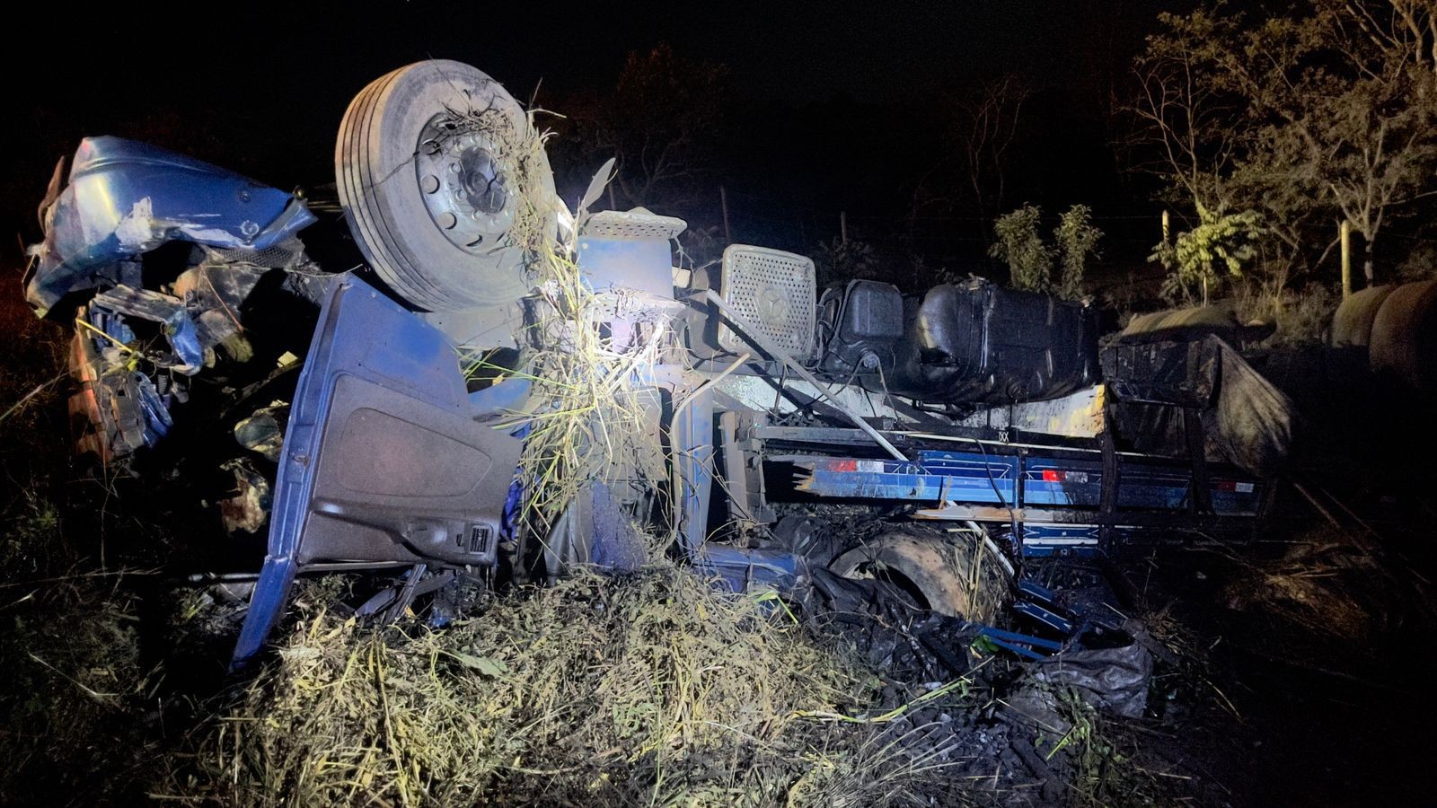 Caminhão tomba em ribanceira na BR-135 e motorista morre