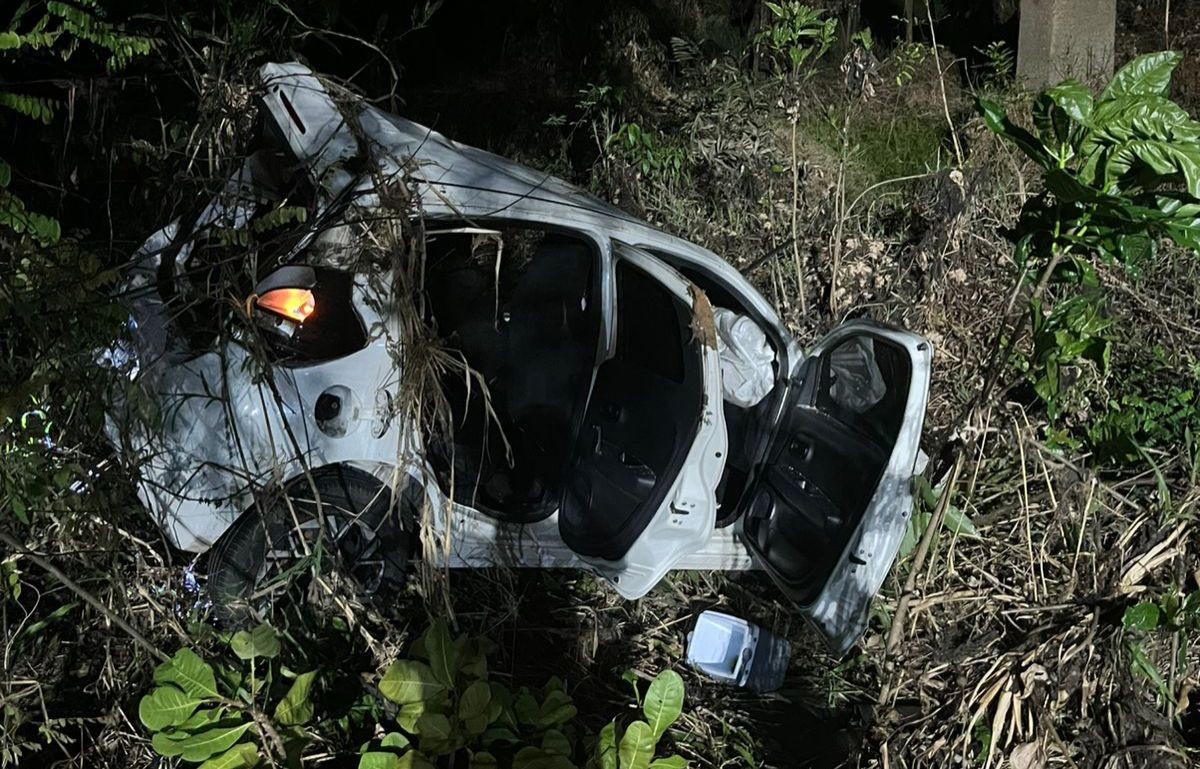 Jovem morre após tentar desviar de moto, capotar carro e cair em barranco na rodovia AM-070