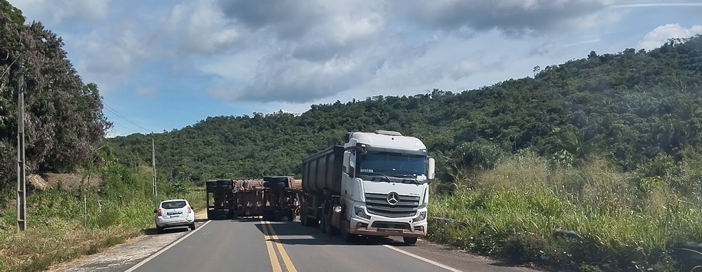Dois caminhões carregados de soja tombam na BR-222, no Maranhão — Foto: Divulgação
