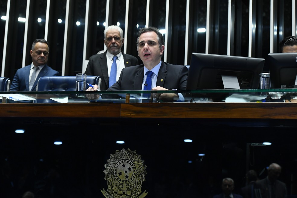 À mesa, presidente do Senado Federal, senador Rodrigo Pacheco (PSD-MG), conduz sessão em 2024 — Foto: Marcos Oliveira/Agência Senado