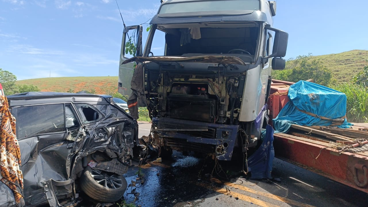 Mãe e filho morrem em acidente entre carro e carreta, em Fundão, na BR-101