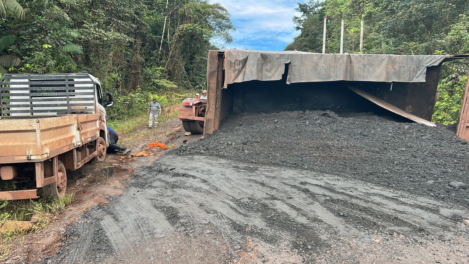 Caminhão com minério tomba na BR-210 e interdita acesso próximo à comunidade do Munguba, no AP