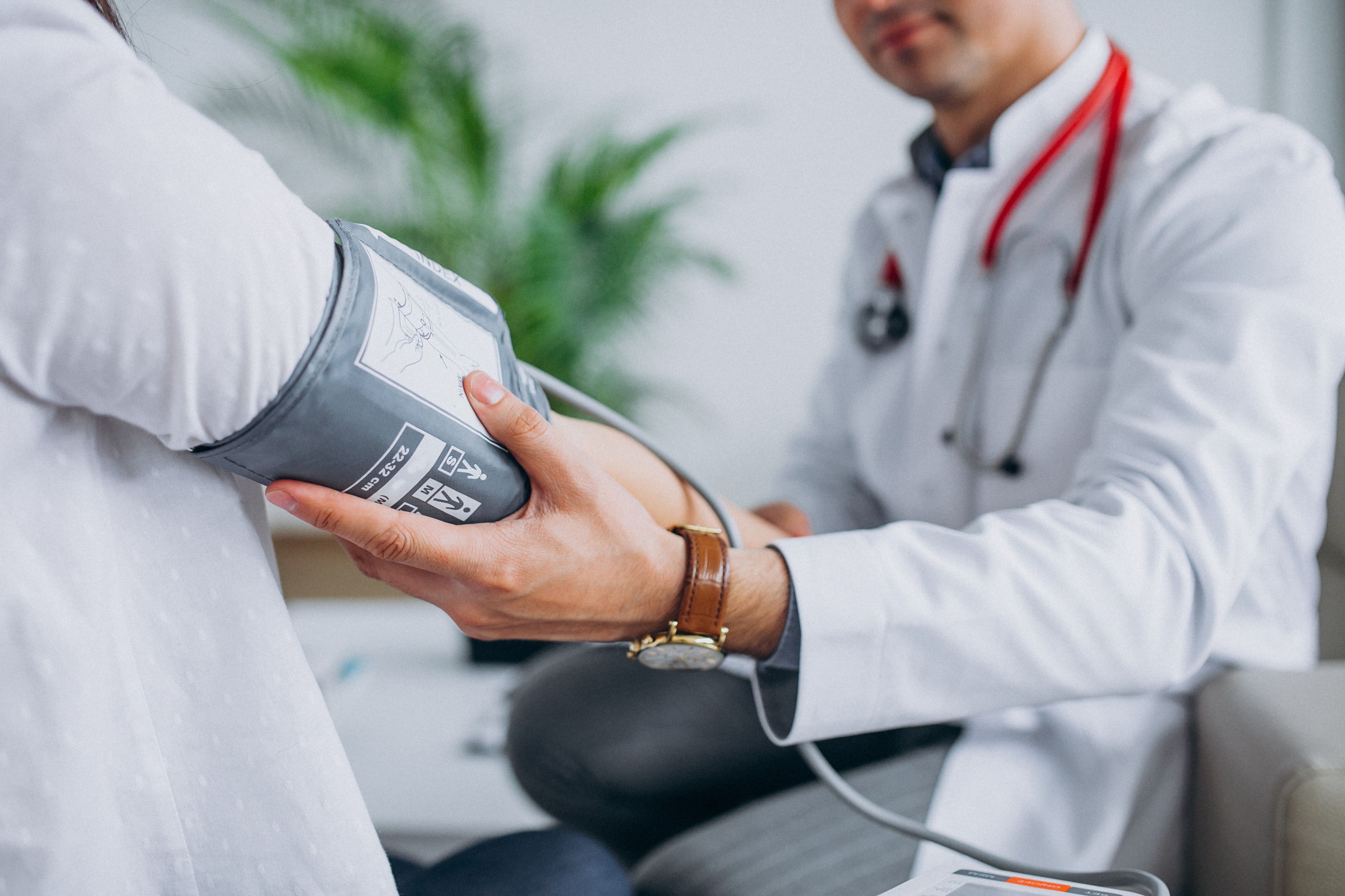 Por que sociedades médicas e estudo científico defendem tratamento mais rigoroso para pressão alta?