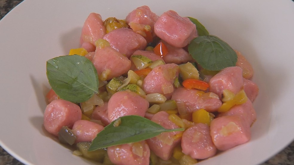 1 de 1
Aprenda a fazer um saboroso nhoque de beterraba &mdash; Foto: Reprodu&ccedil;&atilde;o/TV TEM