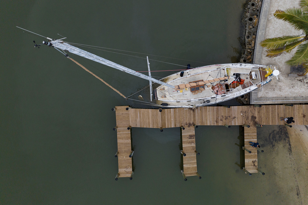 Barco ancorado em Sarasota, antes da chegada do furacão Milton. — Foto: Ricardo Arduengo/Reuters