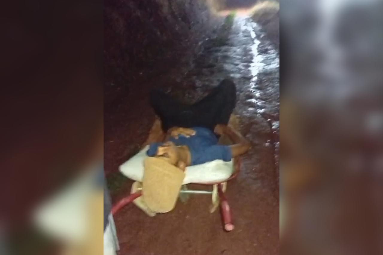 Jovem com tuberculose é levado em carrinho de mão até ambulância que não acessa bairro: 'Esquecidos na lama'