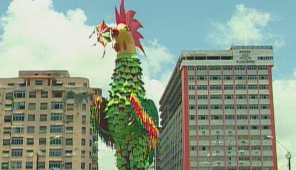 Galo Gigante, com uma sombrinha de frevo na boca, no carnaval do Recife de 2007 — Foto: Acervo/TV Globo