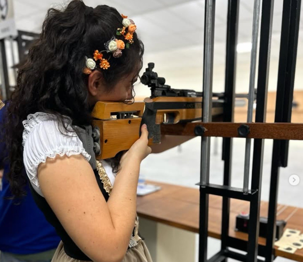 Carabinas, estande de tiro e trajes alemães: conheça a 'maior festa dos atiradores do Brasil' em SC