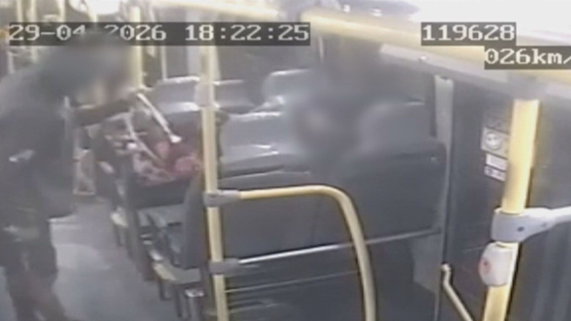 Preso suspeito de assaltar e ameaçar passageiros de ônibus com faca no DF; VÍDEO