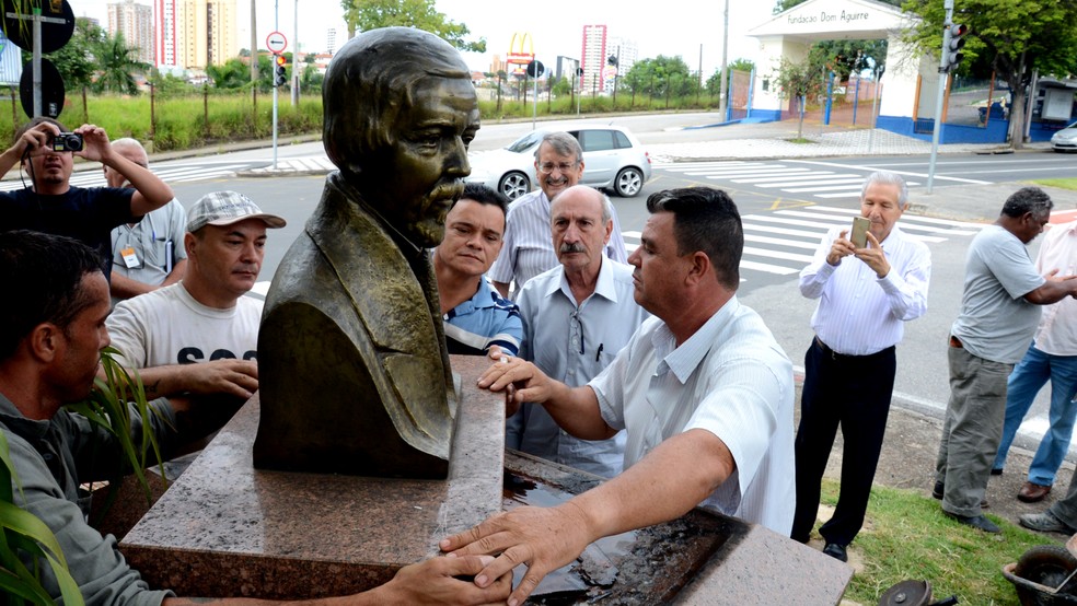 Retirada do monumento da avenida General Os�rio foi acompanhada pelo secret�rio de Servi�os P�blicos, Oduvaldo Denadai em 2016 � Foto: Zaqueu Proen�a / Secom