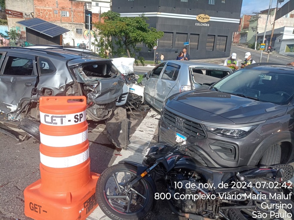 Acidente em semáforo na Avenida Presidente Tancredo Neves, no Sacomã, Zona Sul de São Paulo, na manhã deste domingo (10/11/2024). — Foto: Divulgação/PMESP