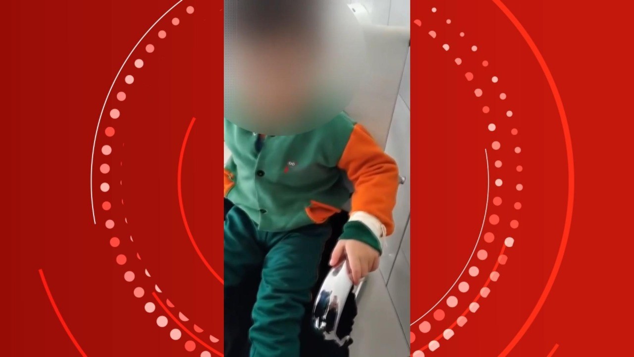 Menino autista de 4 anos é encontrado amarrado em banheiro de escola na Grande Curitiba