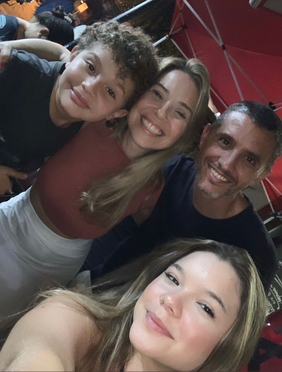 Caio Benício, a esposa Clara Biscaia e os filhos do casal — Foto: Arquivo pessoal