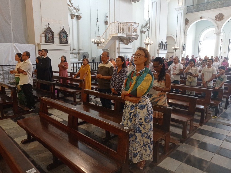 Fiéis participam da missa de Páscoa na Cetedral de Maceió — Foto: Anna Cláudia Almeida/TV Gazeta