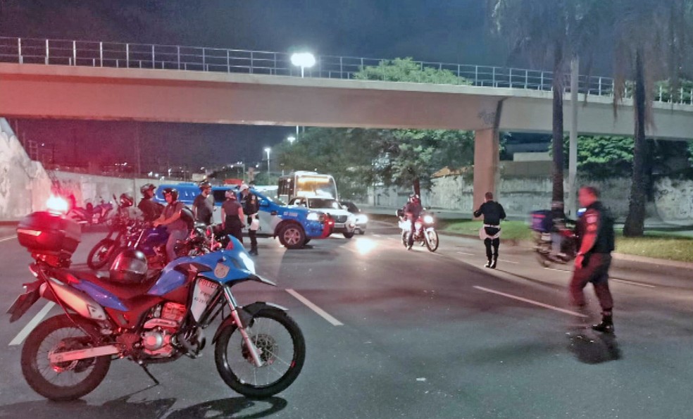 Blitz contra rolezinho apreende quase 100 motos — Foto: Reprodução/TV Globo