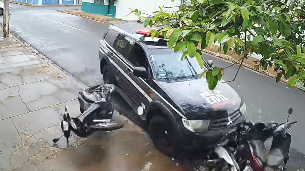 Viatura atinge quatro motos e bate em árvore em Uberaba