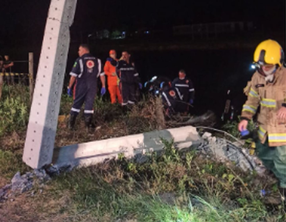 Carro colidiu contra poste, antes de capotar e cair em lago no Bairro Mosqueiro, em Aracaju. — Foto: BPRV/ SE