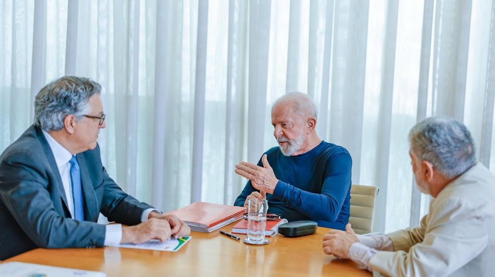 O assessor especial Celso Amorim (à dir.) se reuniu com o presidente Lula e o ministro Alexandre Padilha nesta segunda-feira (21) — Foto: Ricardo Stuckert/Presidência da República