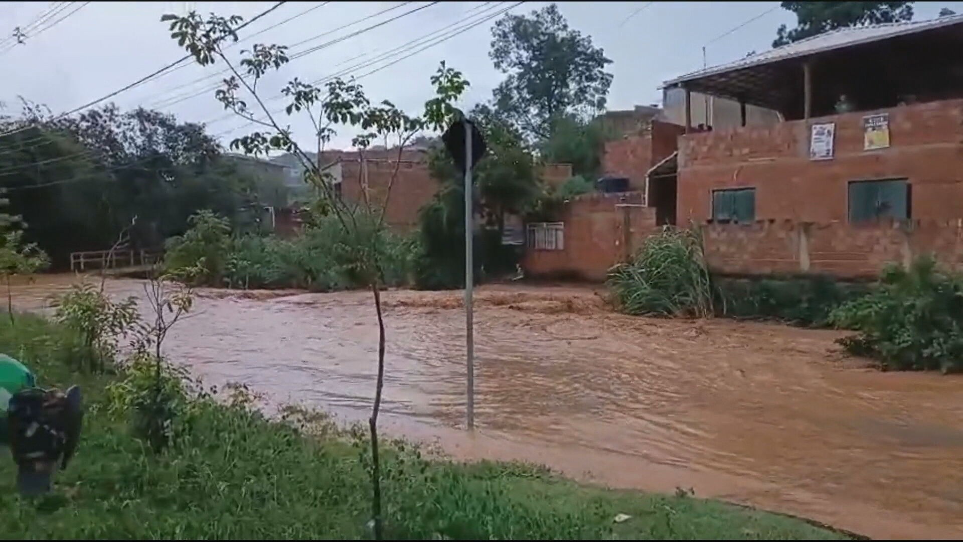 Temporal que atingiu BH e Região Metropolitana alaga UBS, derruba muro e deixa ruas interditadas