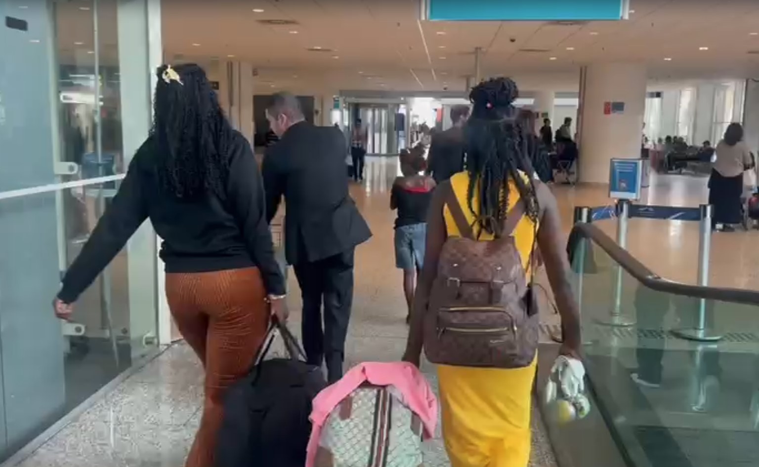 Criança e adolescente haitianas são liberadas após 24 horas retidas em Viracopos; grupo segue no aeroporto