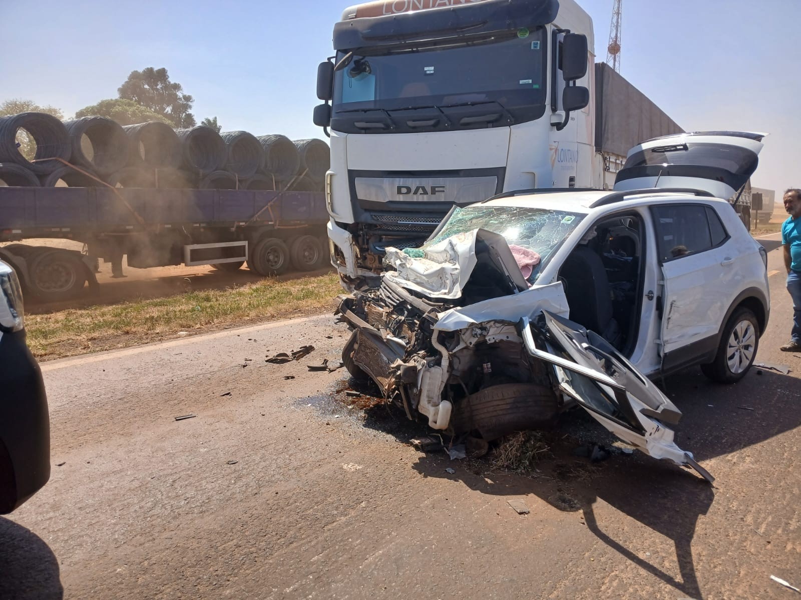 Motorista de carro morre após se envolver em acidente com duas carretas na BR-364 em MT