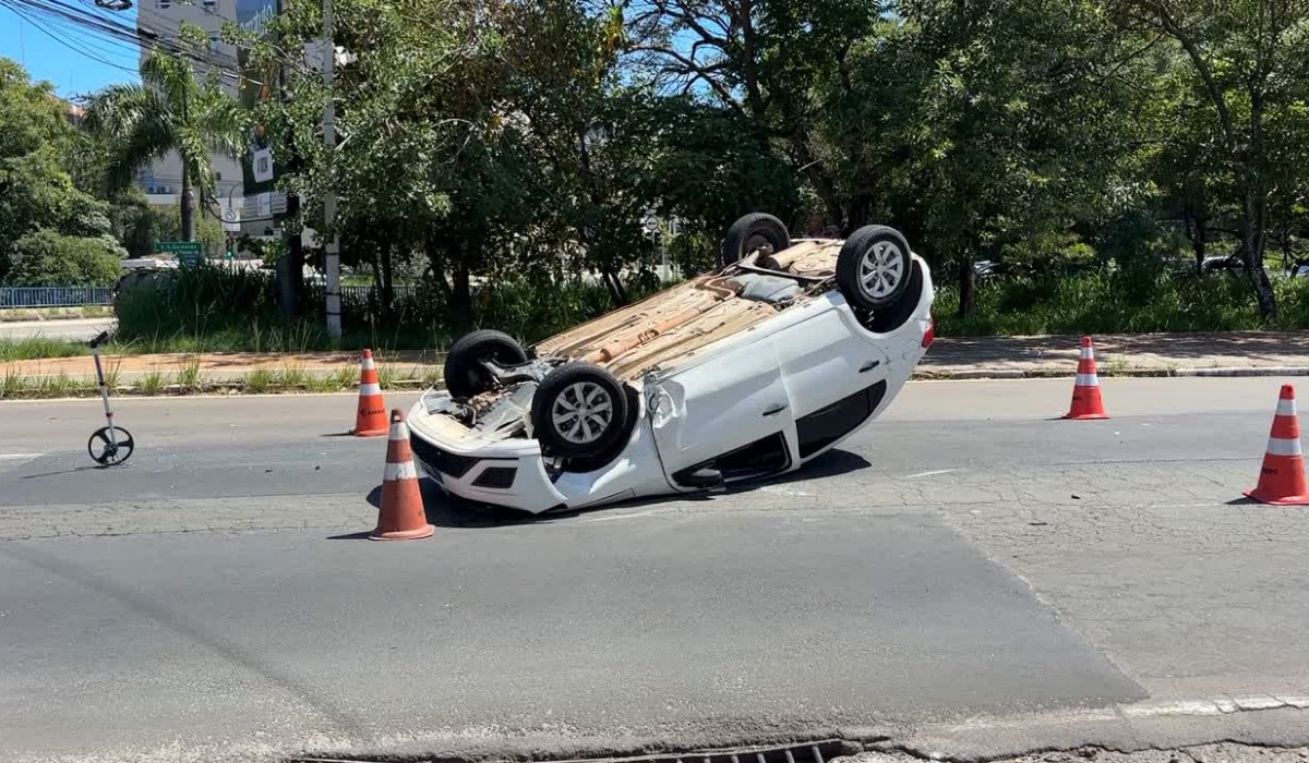 Batida entre dois carros termina em capotamento em Campinas 