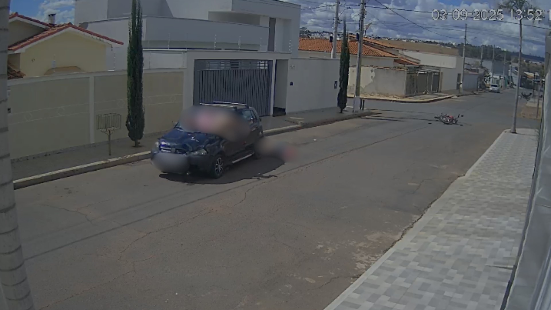 VÍDEO: Mulher é lançada contra para-brisa e motociclista atropelado após avançar sinalização em cruzamento de MG